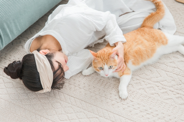 室内でくつろぐ女性